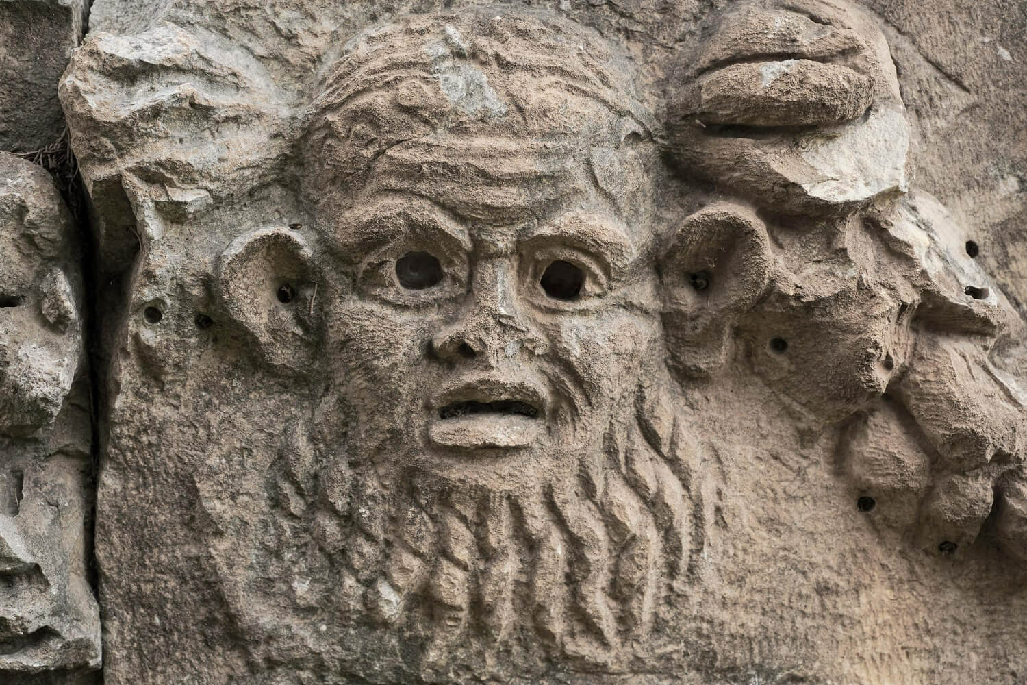 basorelief figurina
